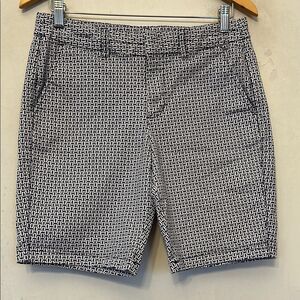 Khakis by Gap Women's Blue and White Patterned Bermuda Shorts Size 6 EUC